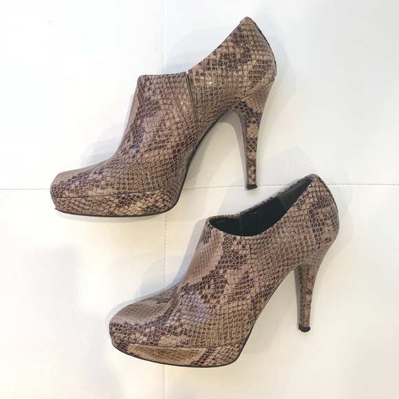 STUART WEITZMAN Snake Effect Booties Sz 9 - Picture 3 of 7